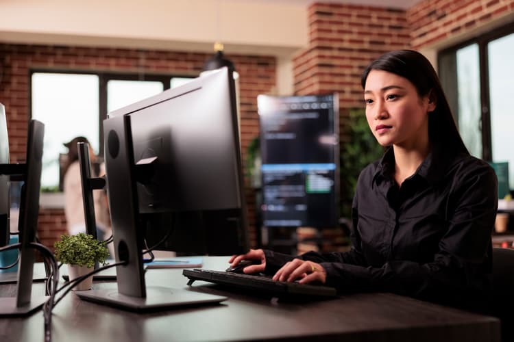 mujer usando ordenador